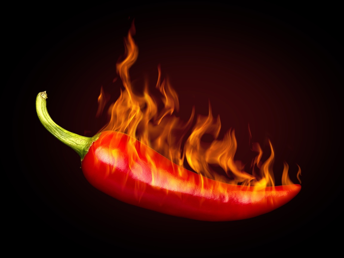 Красный перец с пламенем на черном фоне