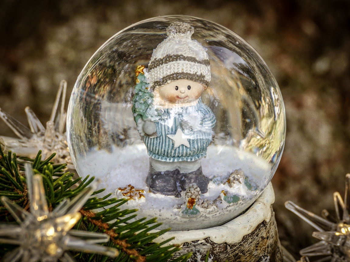 Снежный стеклянный шар с фигуркой внутри 