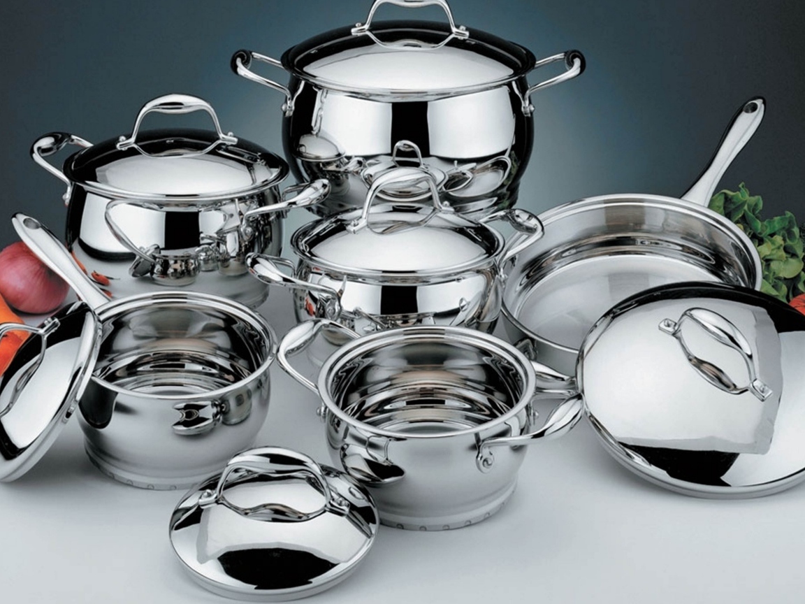 Набор красивой новой блестящей посуды на кухне