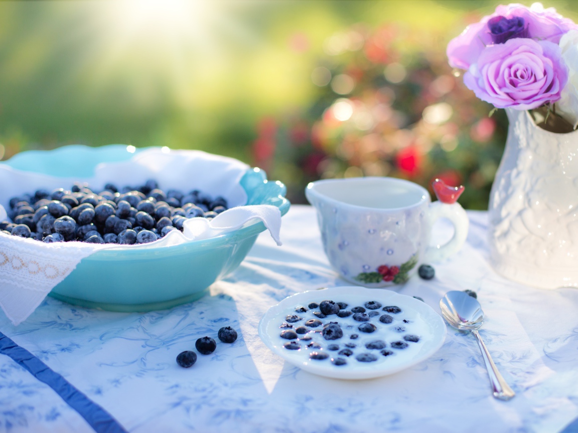 Черника с молоком на завтрак