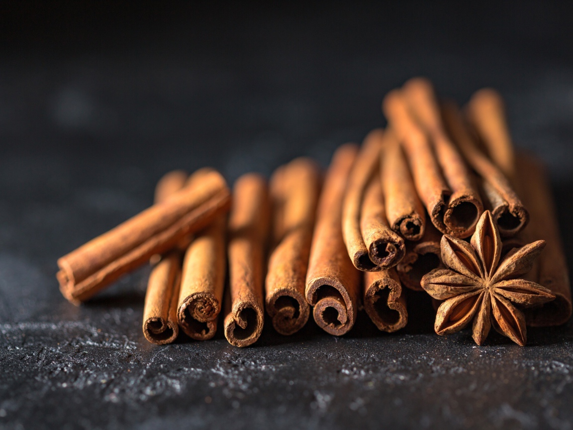 Палочки корицы с бадьяном на столе