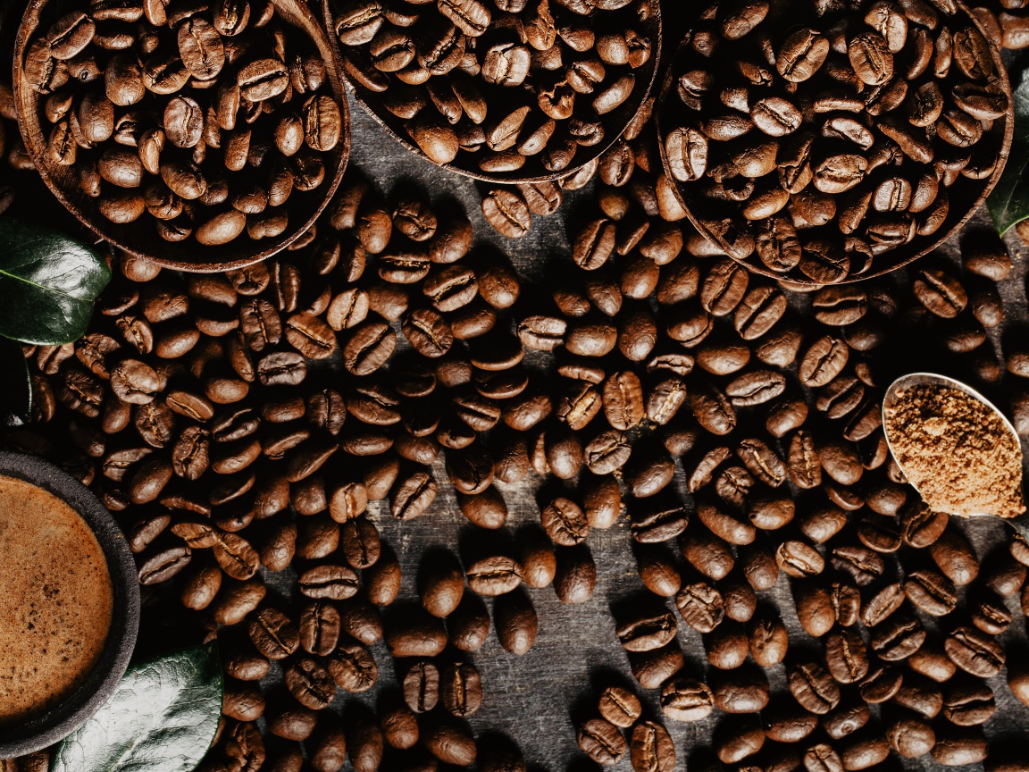 Кофейные зерна на столе крупным планом 