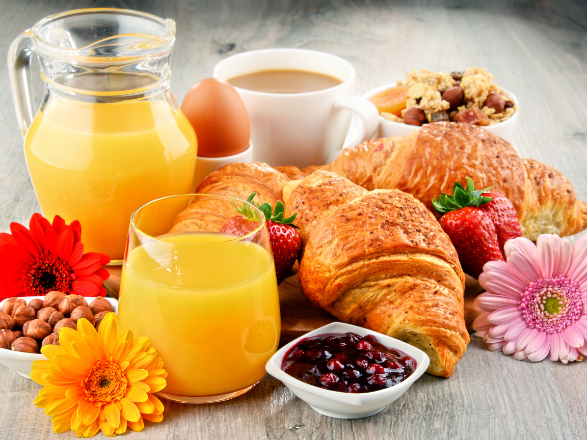 Круассаны, сок, орехи, яйцо и мюсли на завтрак 