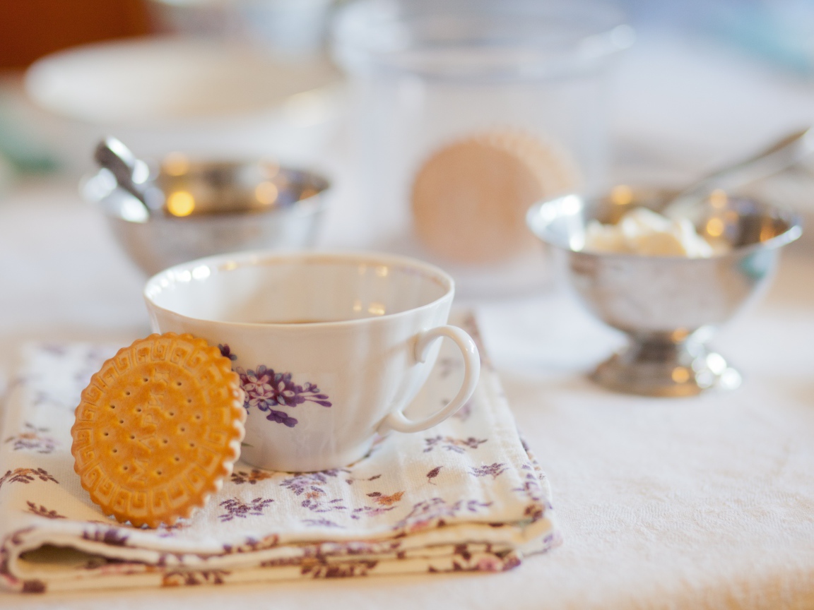 Чашка чаю с печеньем Мария на столе