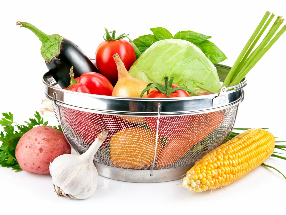 Свежие овощи помидоры, капуста, баклажаны, кукуруза и картофель с чесноком на белом фоне