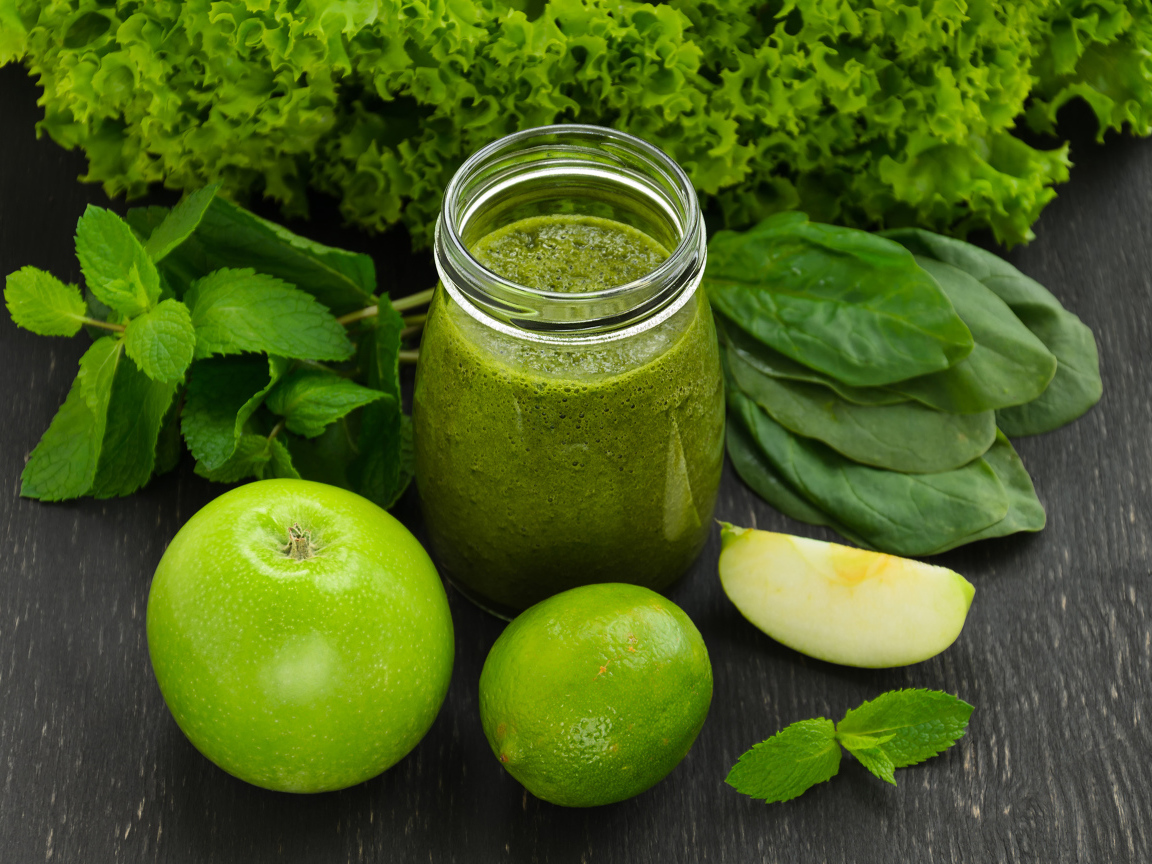 Зеленые смузи с яблоком, лаймом, зеленью 