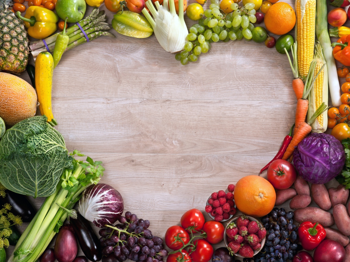 Сердце из овощей на деревянном фоне 