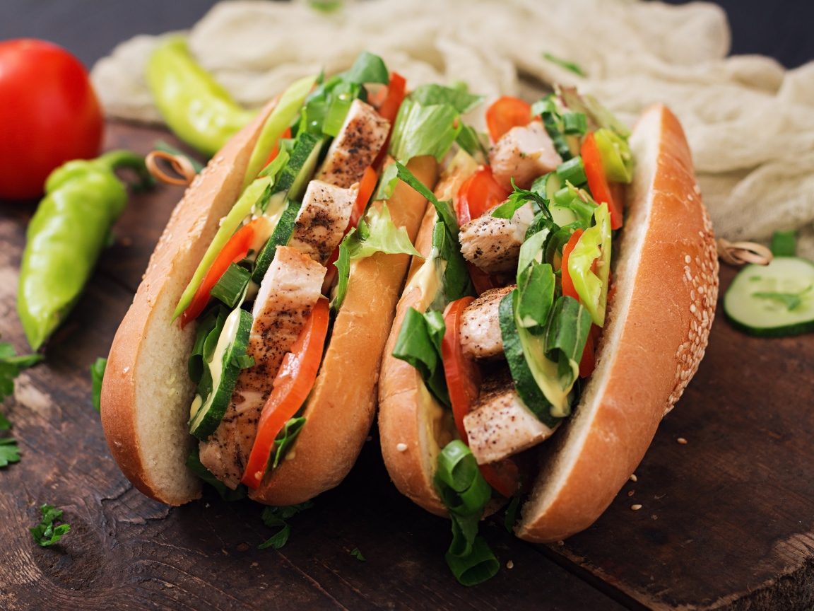 Хотдог с курицей и овощами