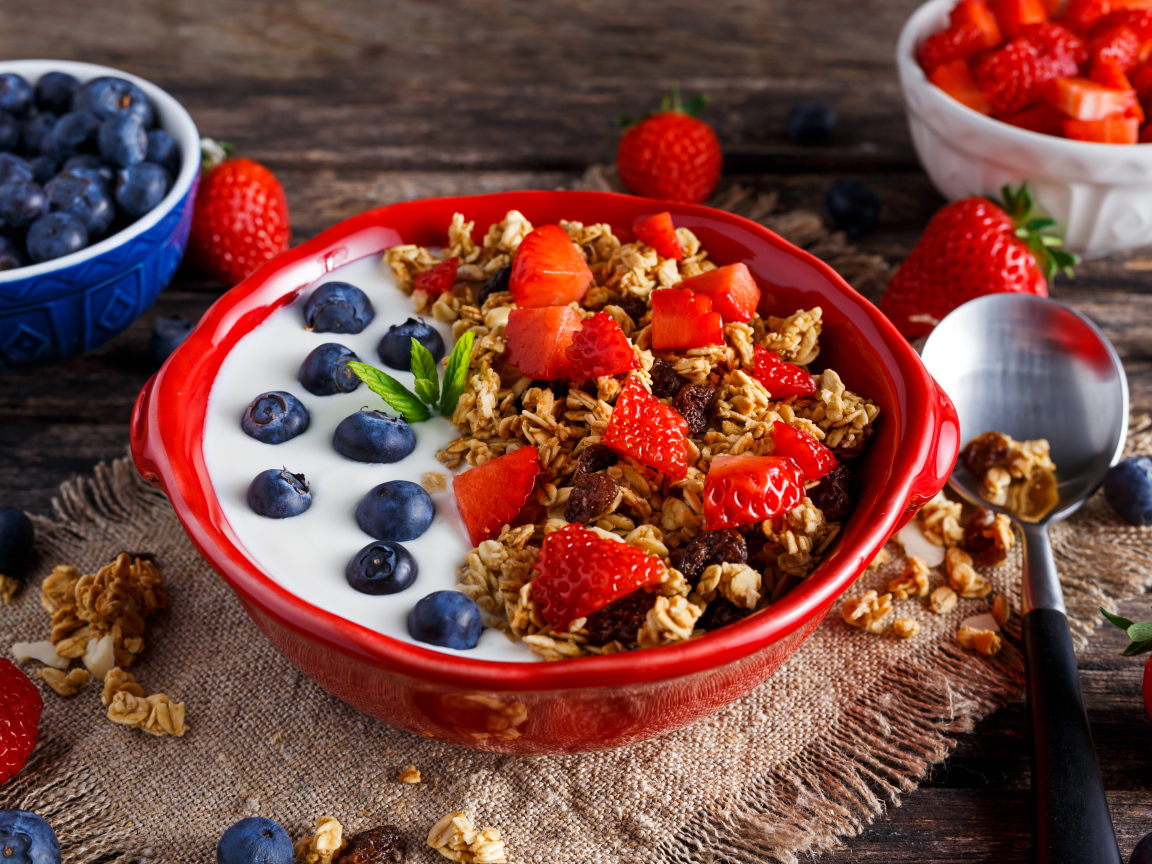 Мюсли с йогуртом, ягодами клубники и черники на завтрак