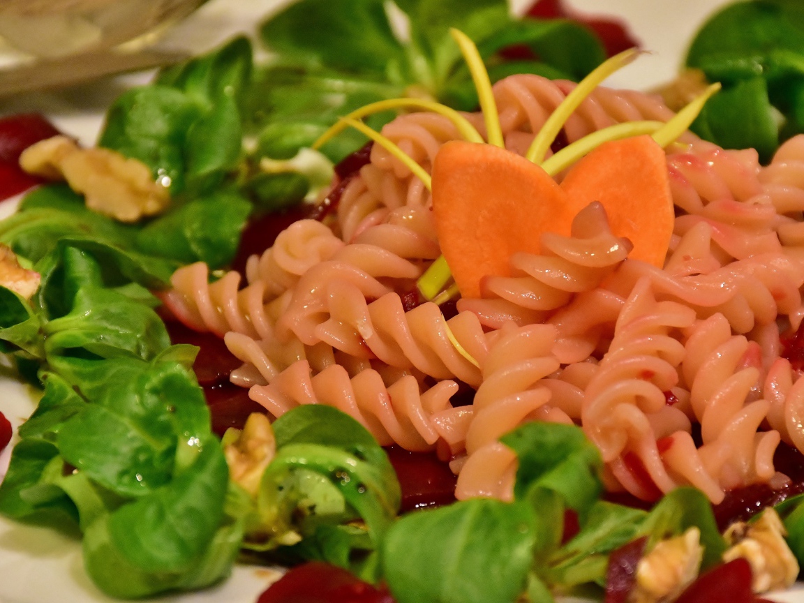 Макароны с базиликом и соусом на обед 