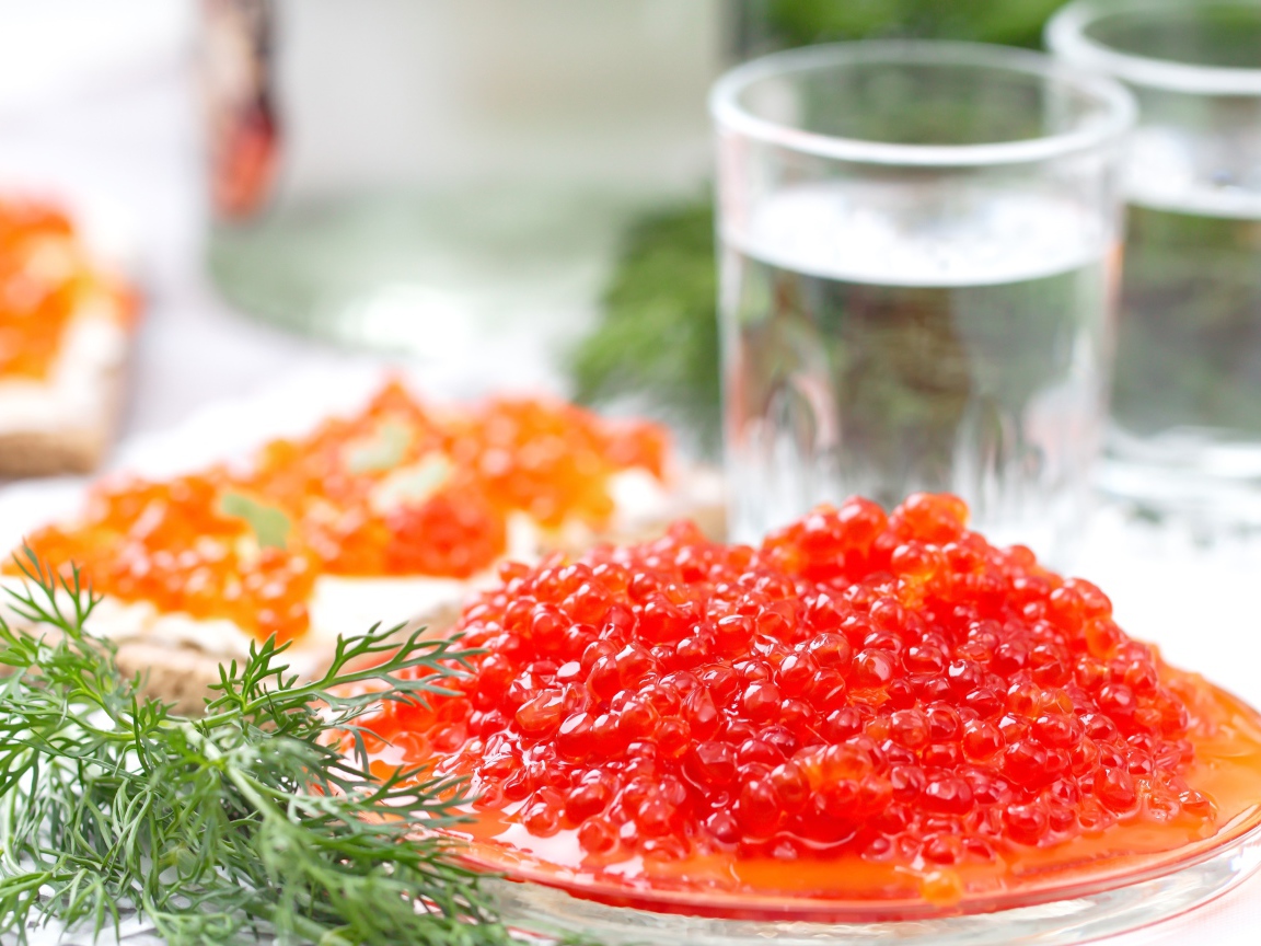 Красная икра с укропом на праздничном столе