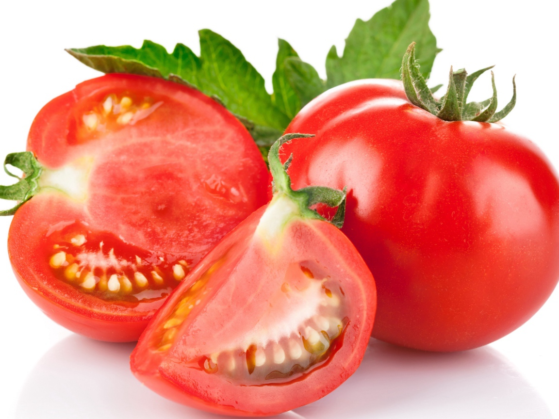 Спелые красные помидоры на белом фоне