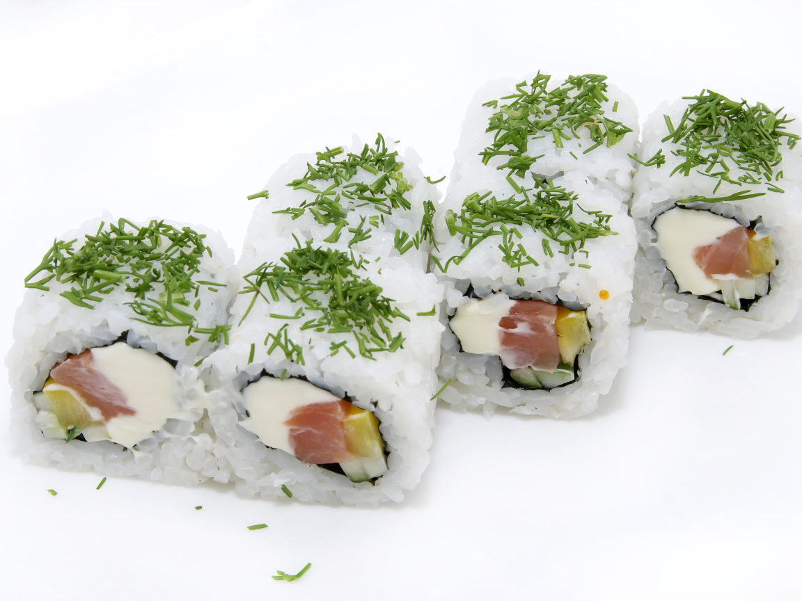 Роллы с рисом и зеленью на белом фоне