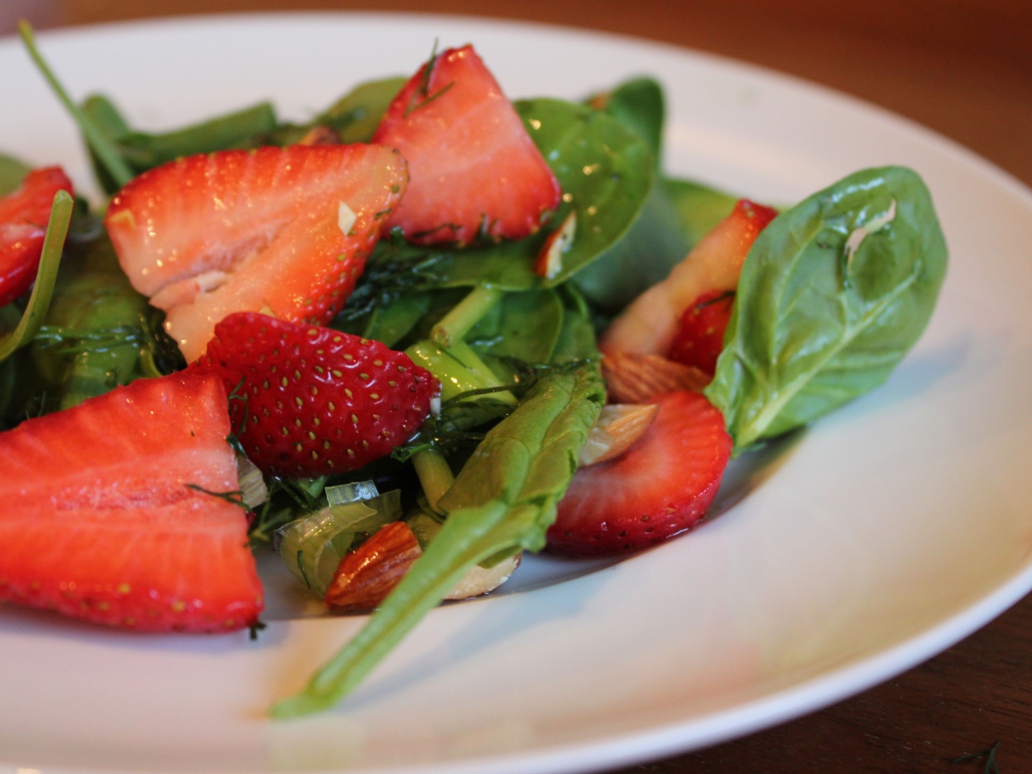 Салат из листьев рукколы и клубники