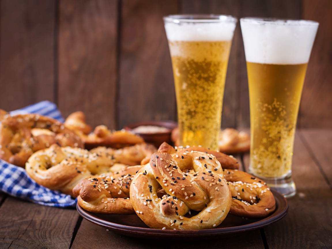 Соленое печенье с пивом на столе 