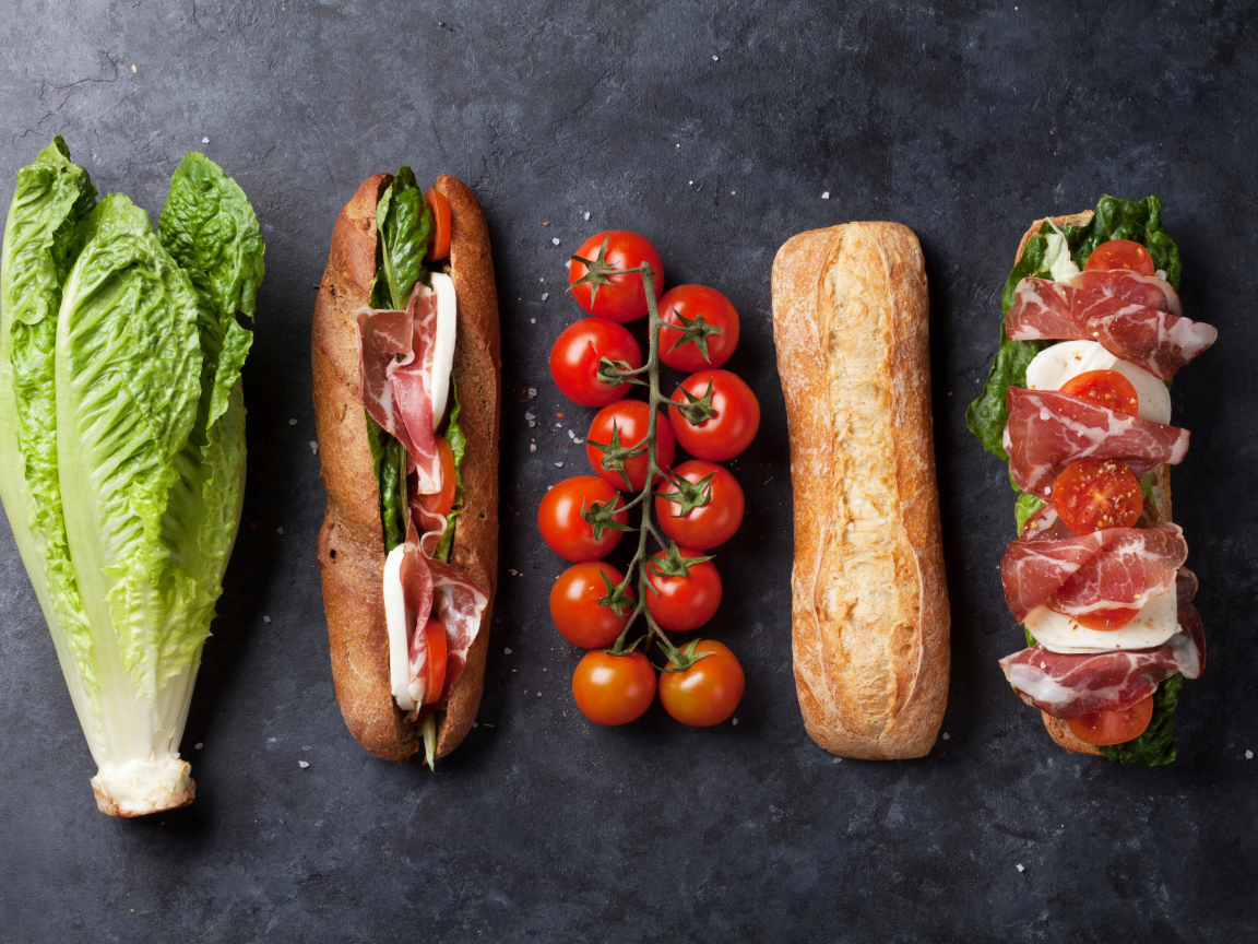 Сендвич с капустой и помидорами на столе