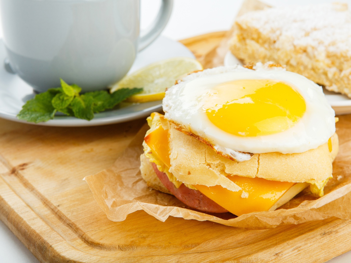 Сендвич с яичницей на завтрак 