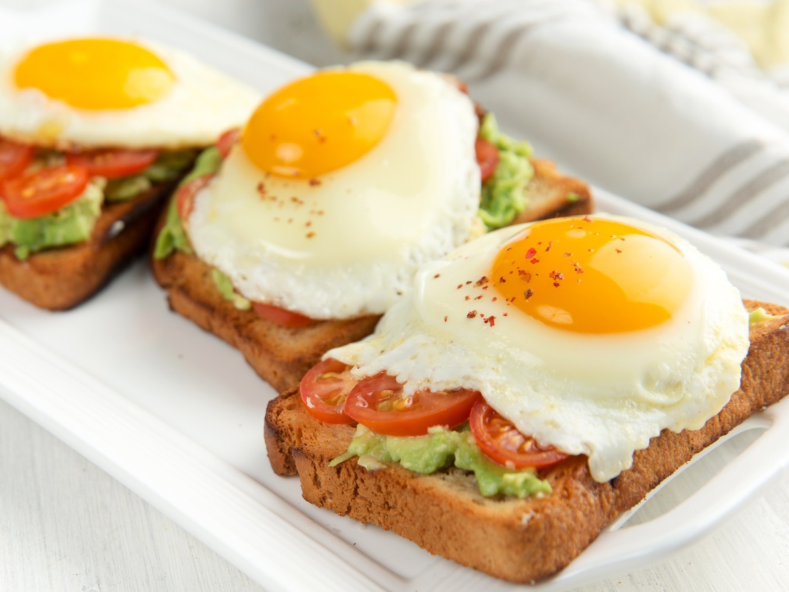 Бутерброды с помидорами и яичницей