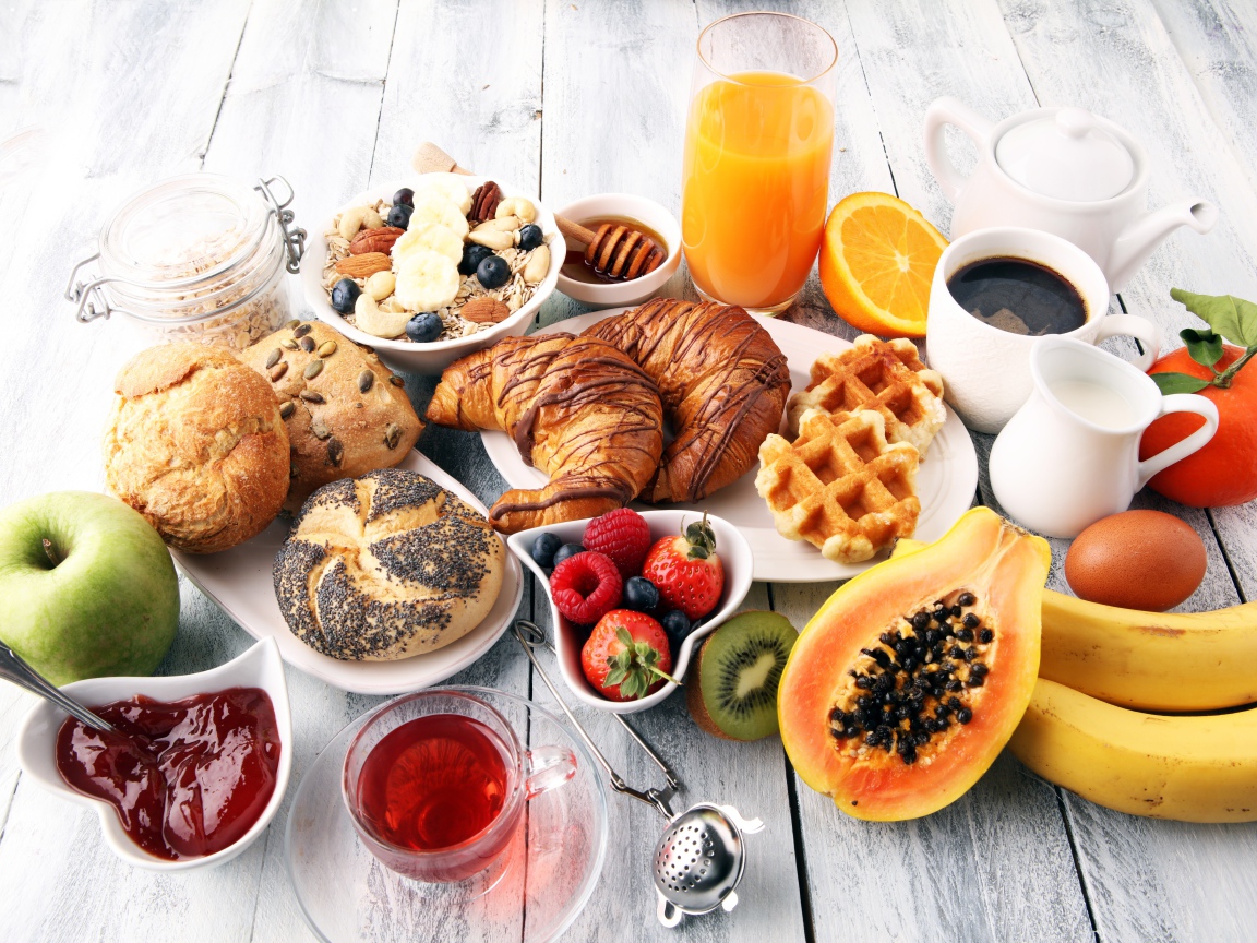 Разнообразный завтрак на столе 