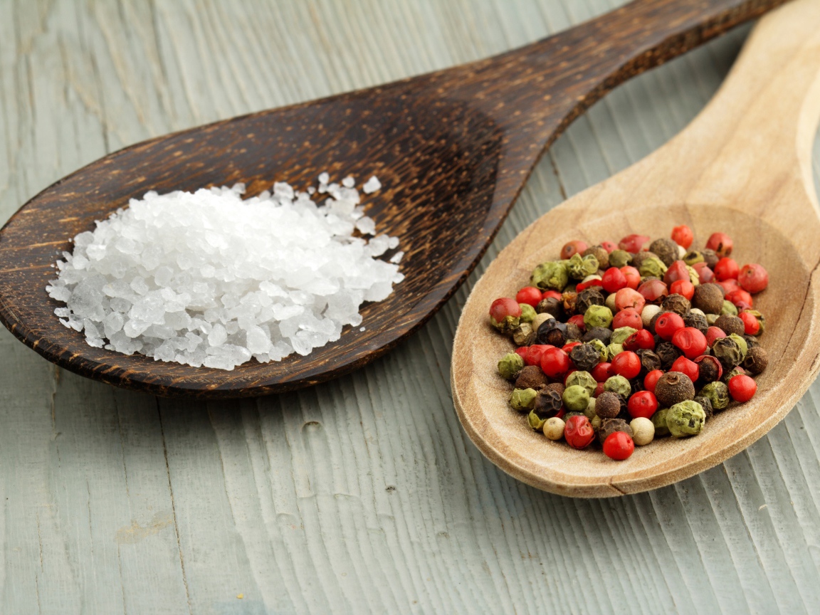 Деревянные ложки с солью и с перцем