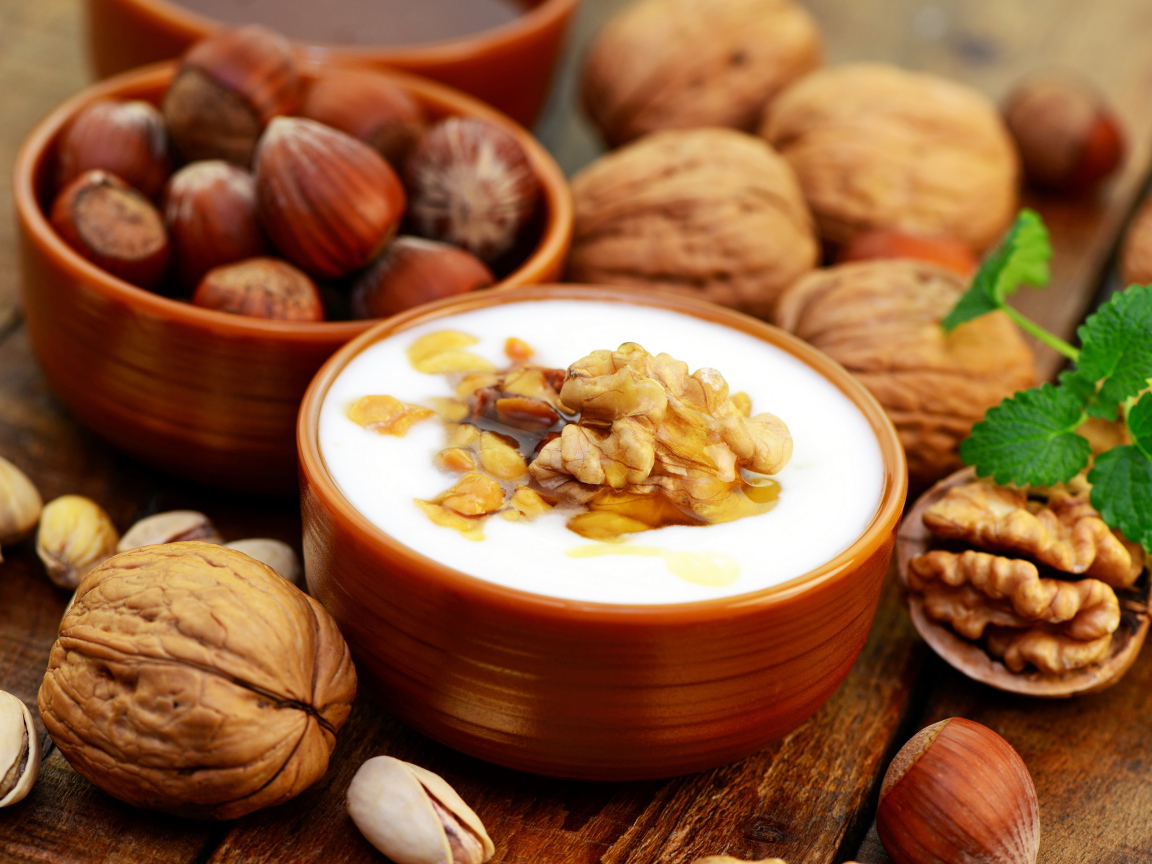 Йогурт с грецкими орехами, фундуком и фисташками