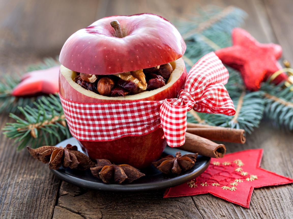 Яблоко с орехами внутри перевязано бантом