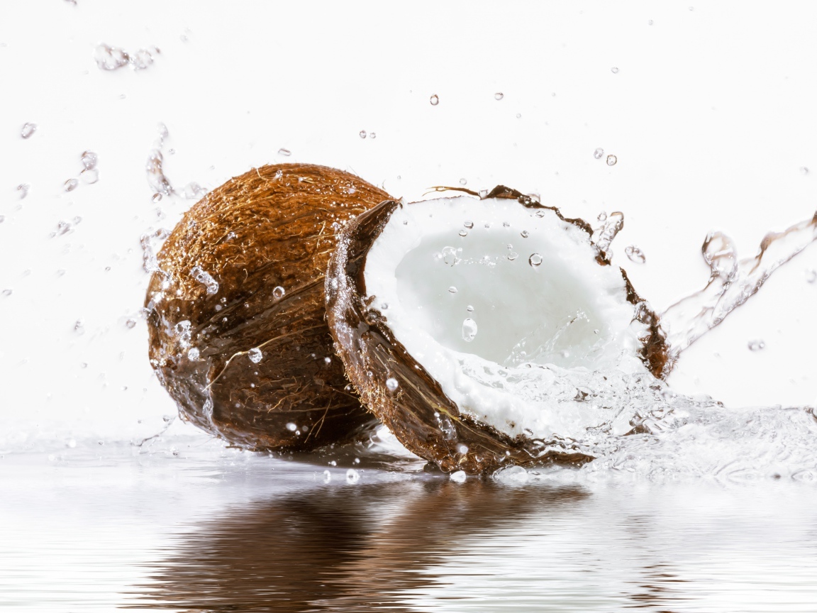 Кокосы в воде на белом фоне