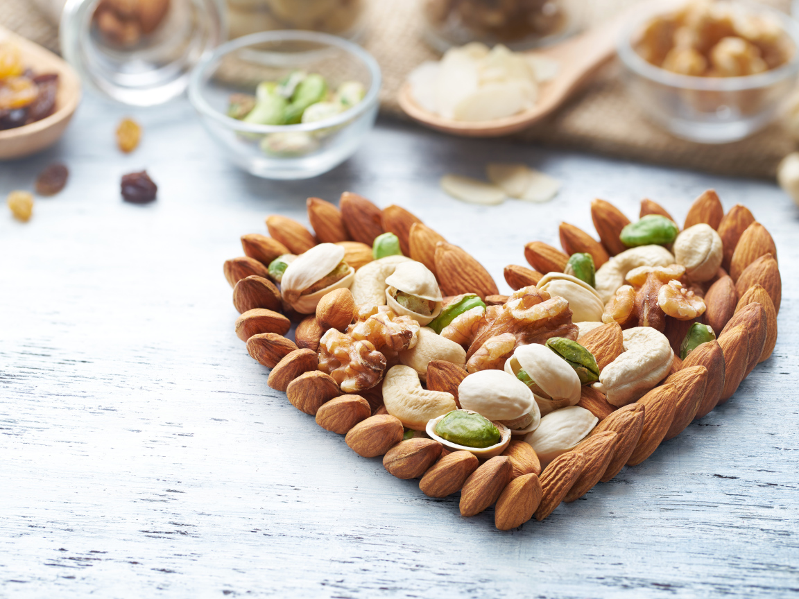 Сердце из орехов на деревянном столе