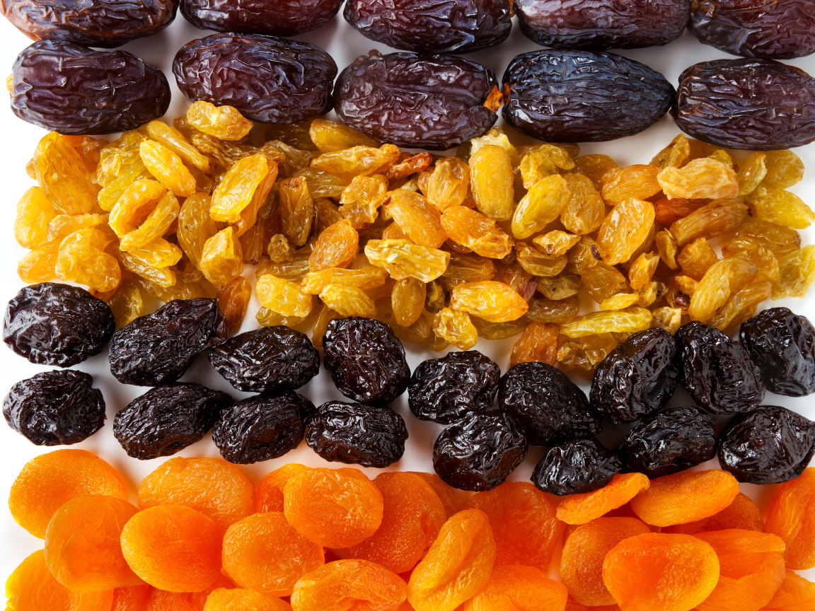 Изюм, чернослив, курага и финики на столе 
