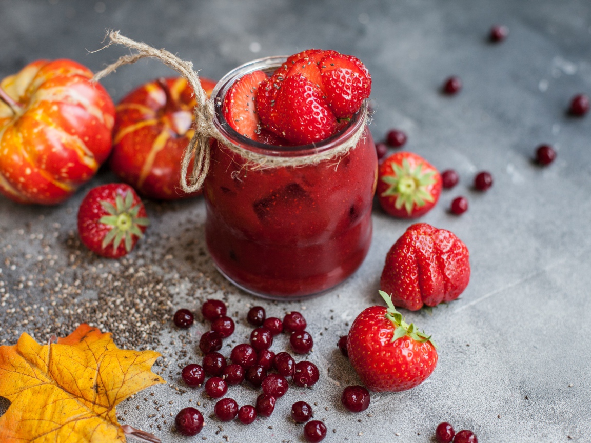 Клубничный смузи с ягодами клюквы