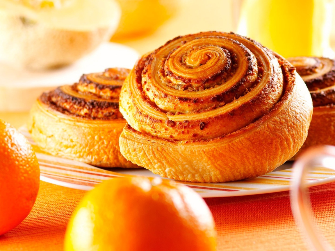 Аппетитные свежие булочки с апельсинами