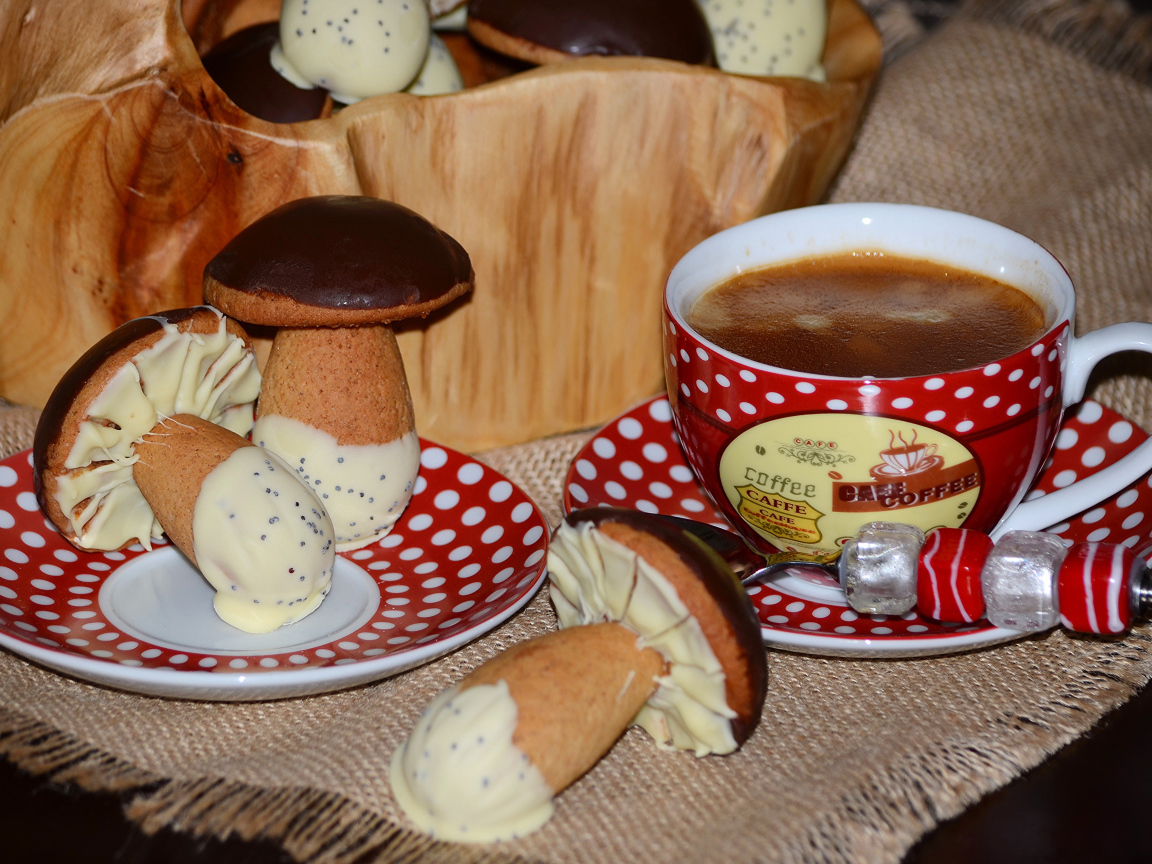 Чашка кофе на столе с печеньем грибочки 