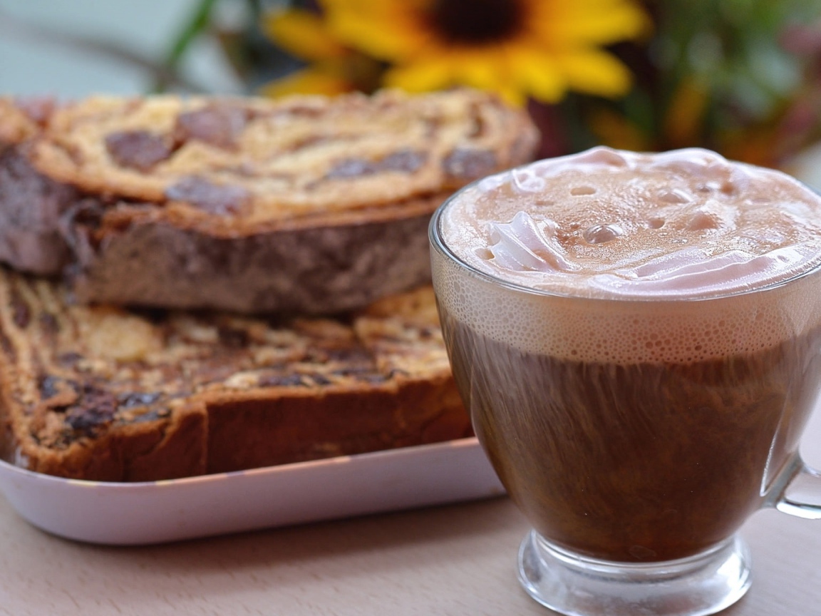 Чашка вкусного какая на столе с кусочками кекса