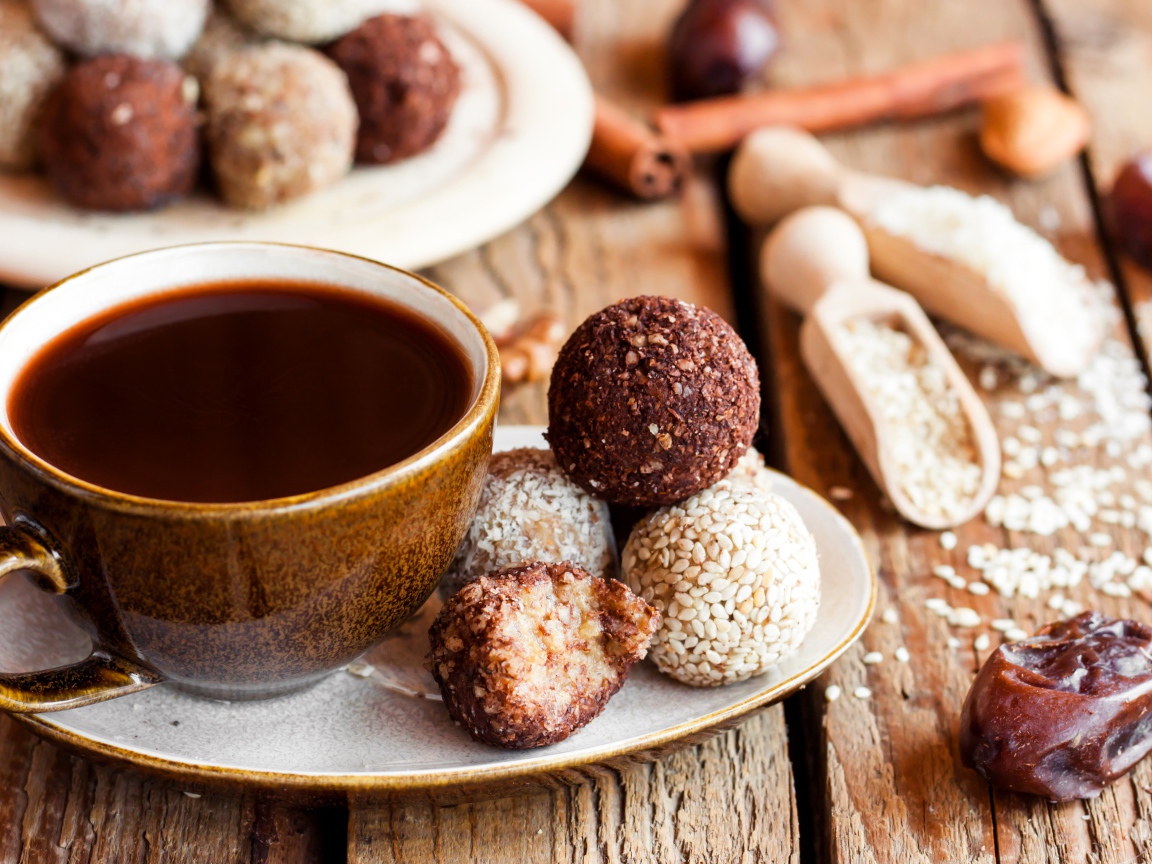 Большая чашка кофе с круглыми аппетитными конфетами