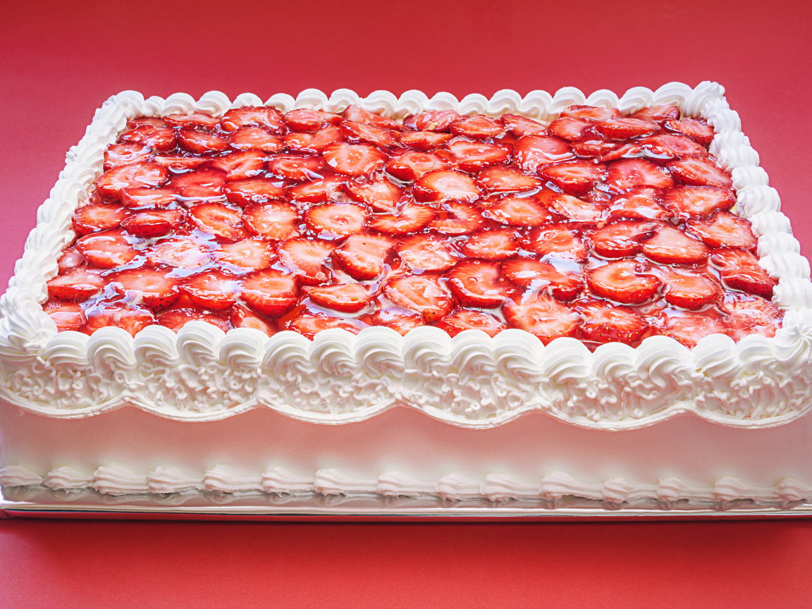 Большой праздничный торт с белым кремом и клубникой