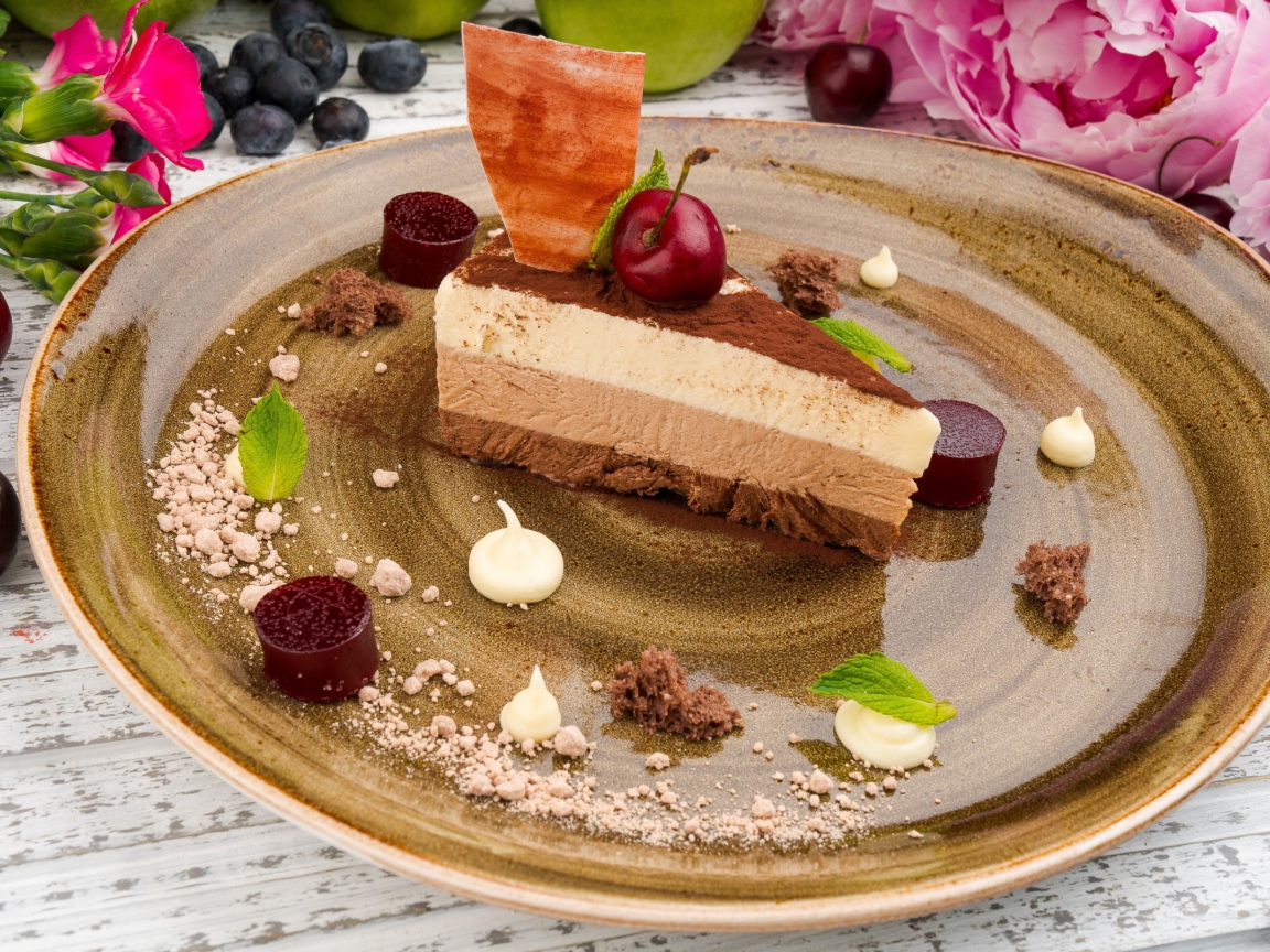 Кусок торта три шоколада на блюде 