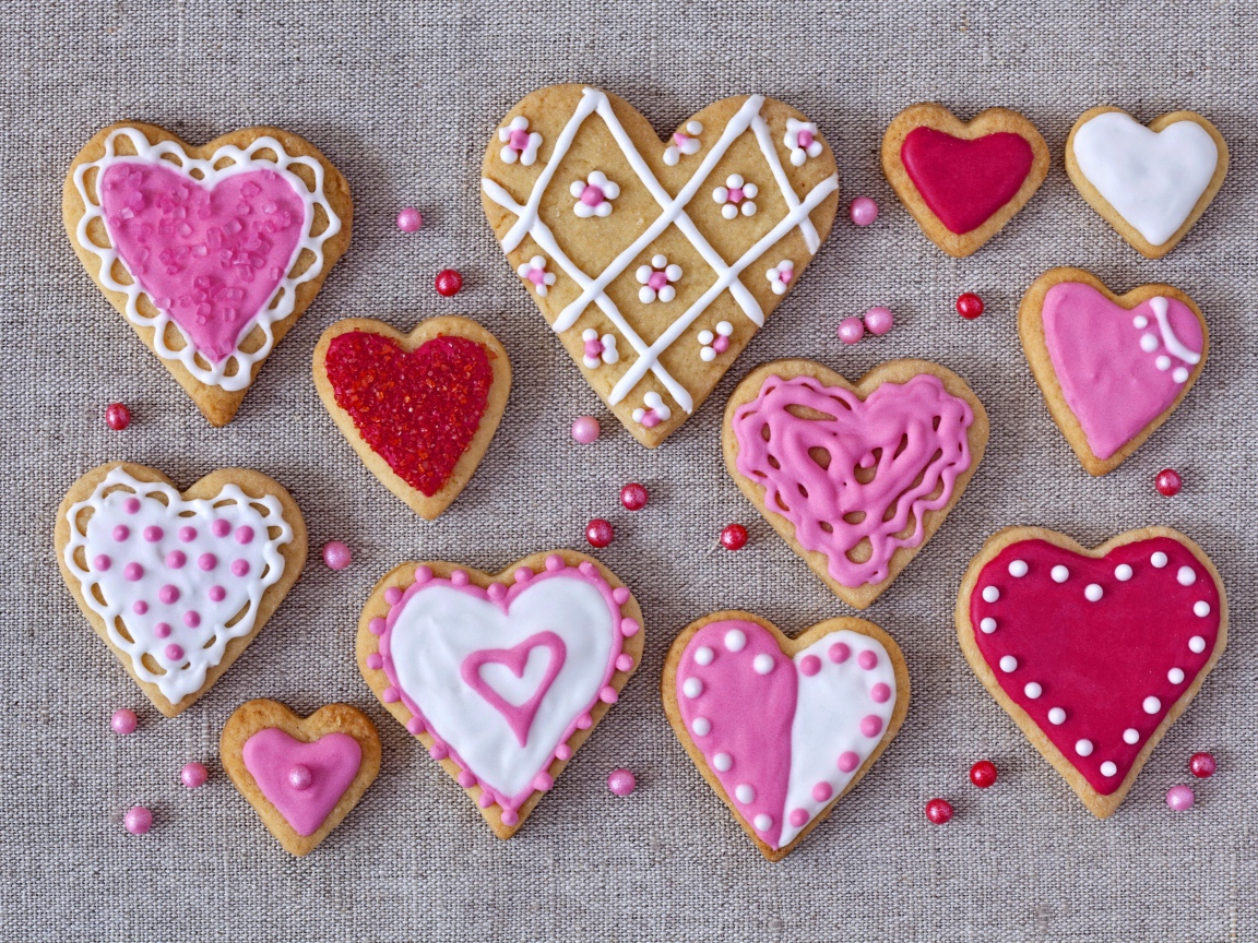 Аппетитное печенье в форме сердечек с глазурью