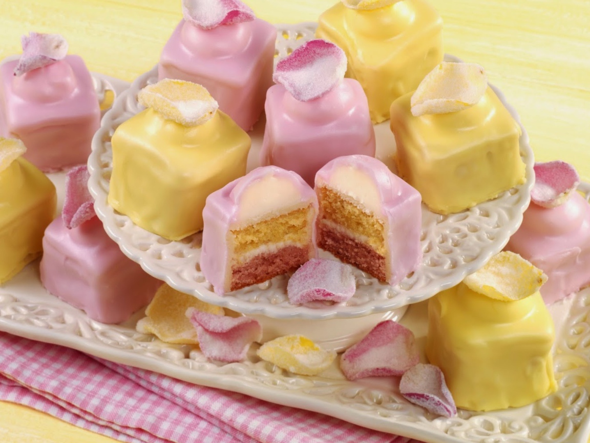 Аппетитное печенье в глазури на столе 