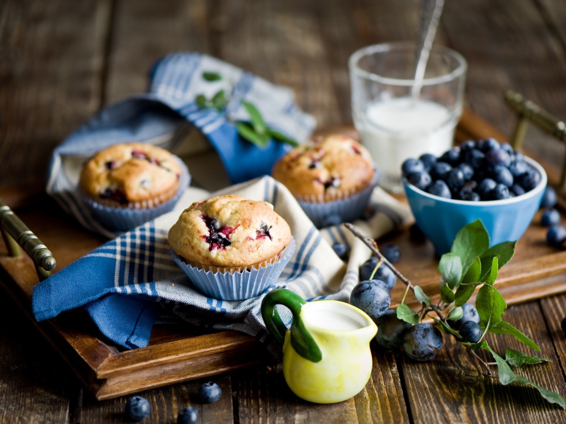 Аппетитные кексы на столе с ягодами терна