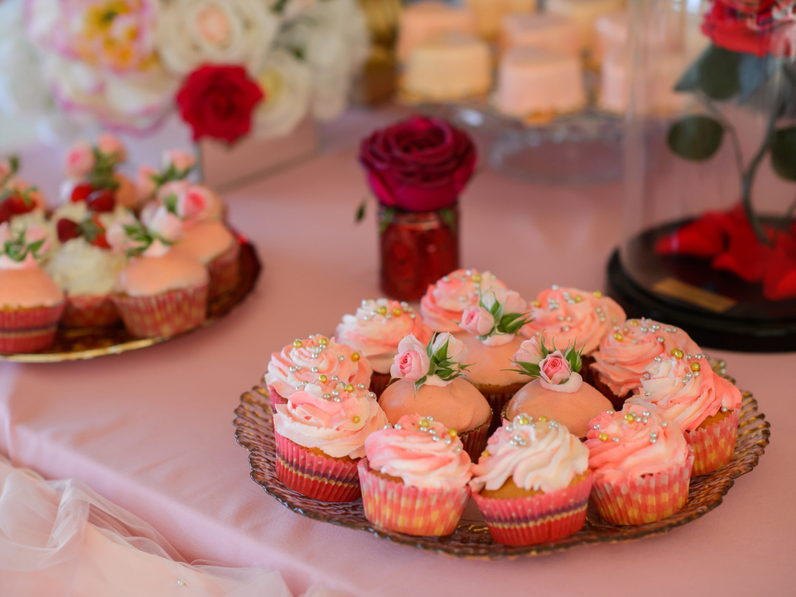 Аппетитные дизайнерские капкейки на столе