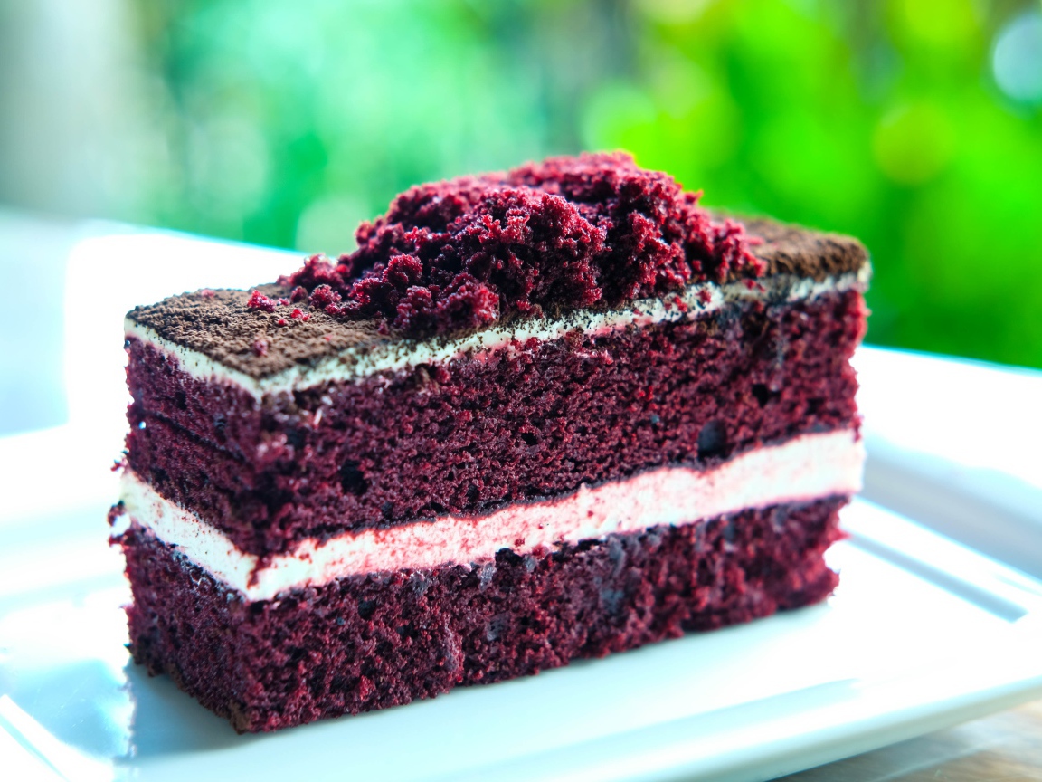 Аппетитный кусок торта с кремом