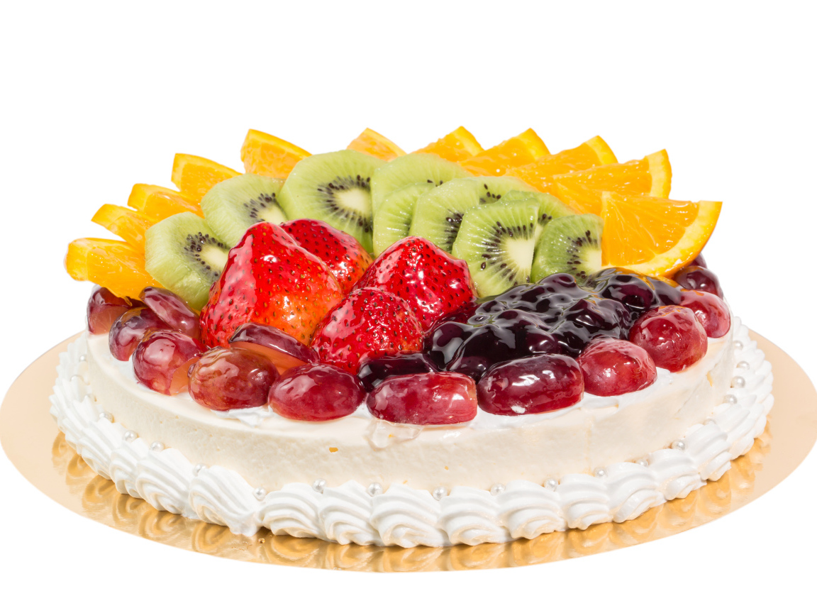 Красивый праздничный торт с ягодами на белом фоне