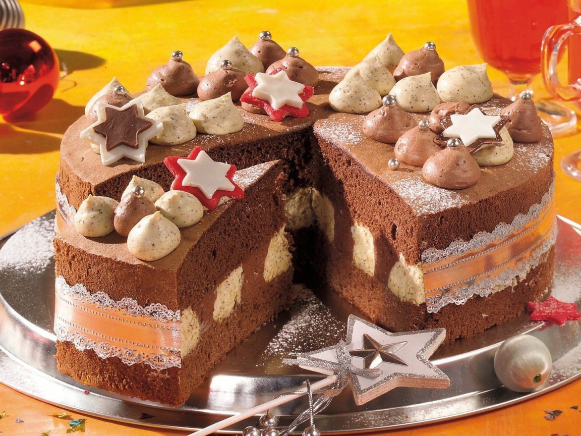 Красивый праздничный торт с кремом на столе с волшебной палочкой