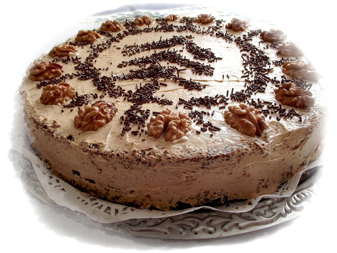 Красивый праздничный торт с грецкими орехами