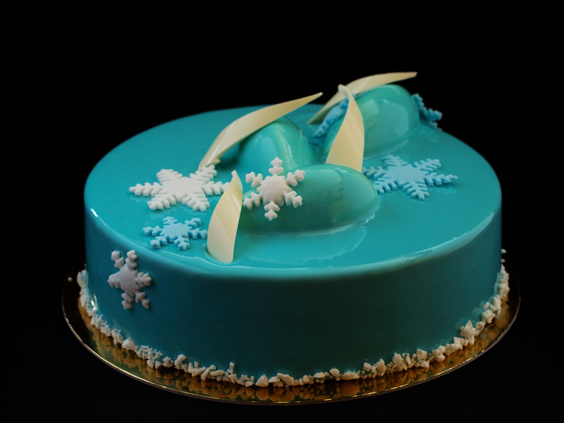 Красивый голубой глянцевый торт со снежинками 