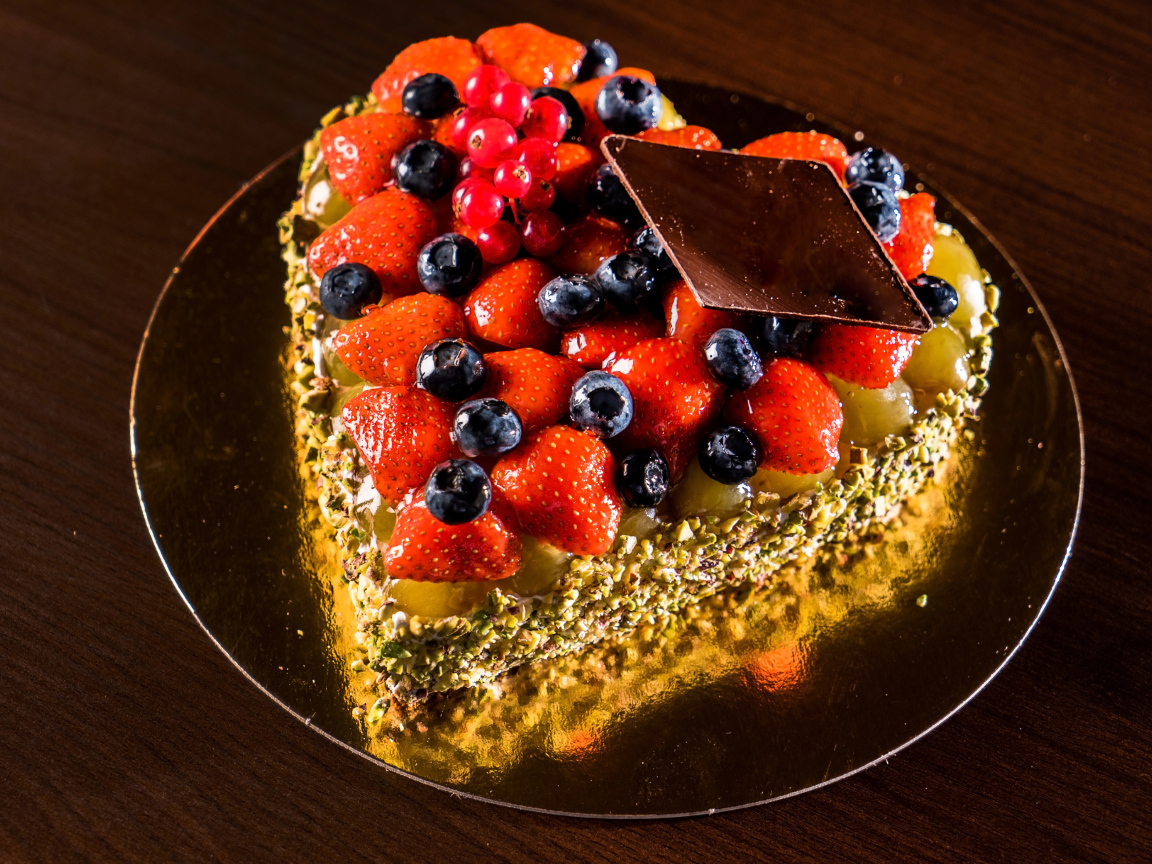 Красивый торт в форме сердца с ягодами