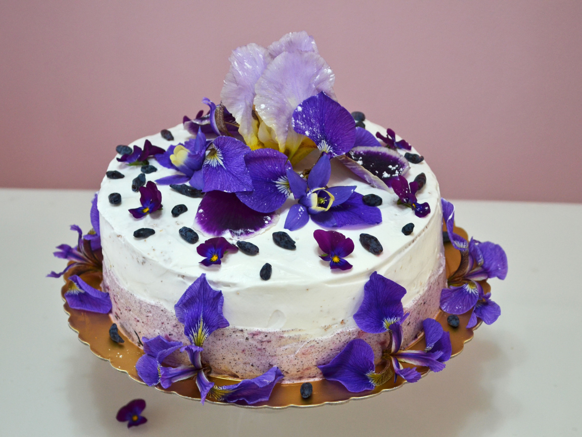 Красивый торт с фиолетовыми цветами ириса 