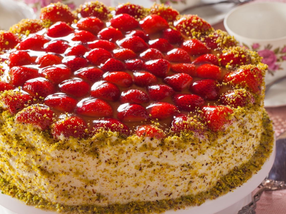 Красивый торт с клубникой 