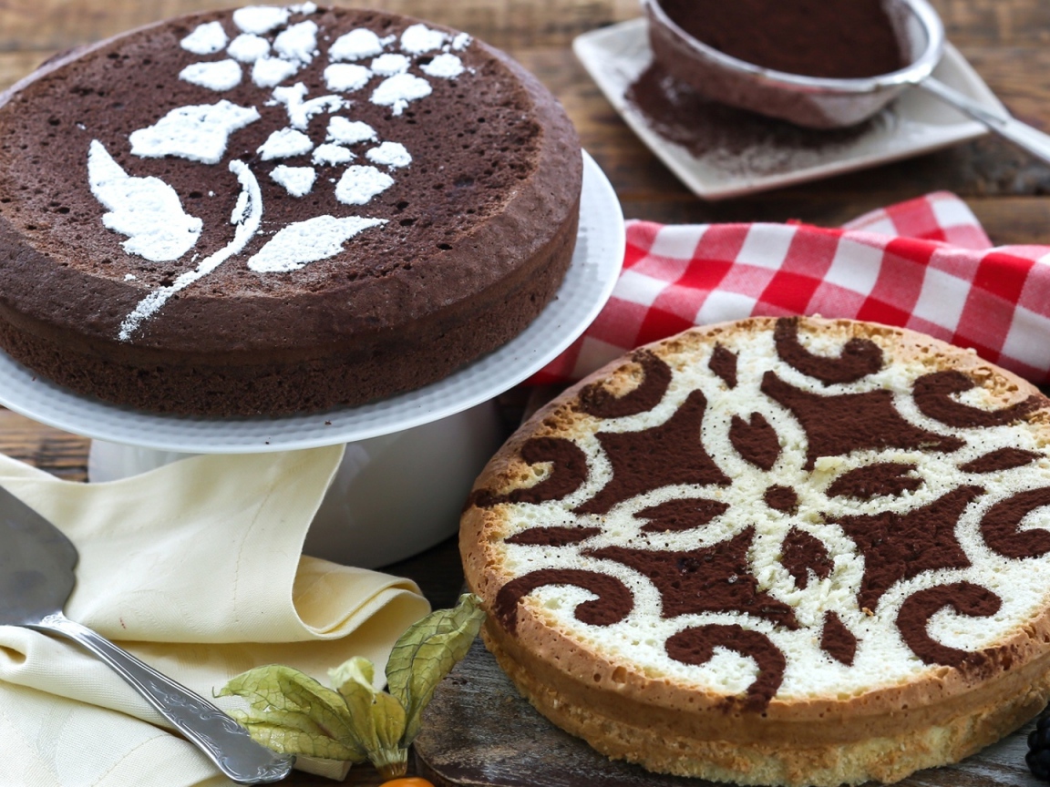 Красивые пироги с рисунком на столе с ягодами