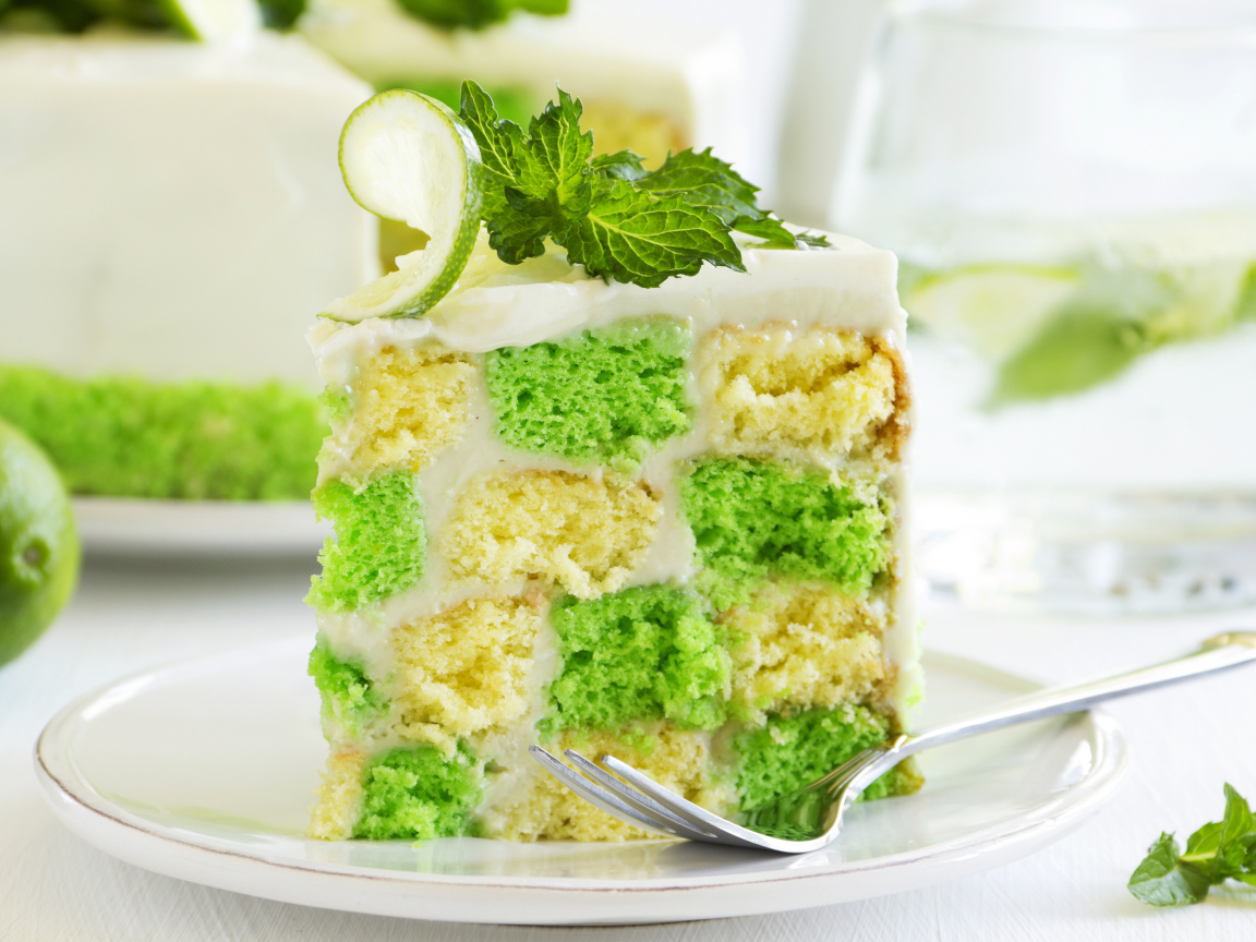 Красивый разноцветный торт с лаймом